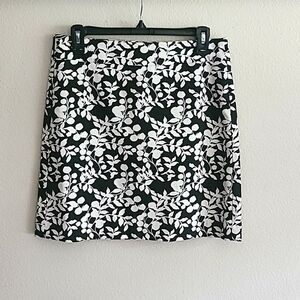LOFT Skirt Size 4 Black and White Floral Print